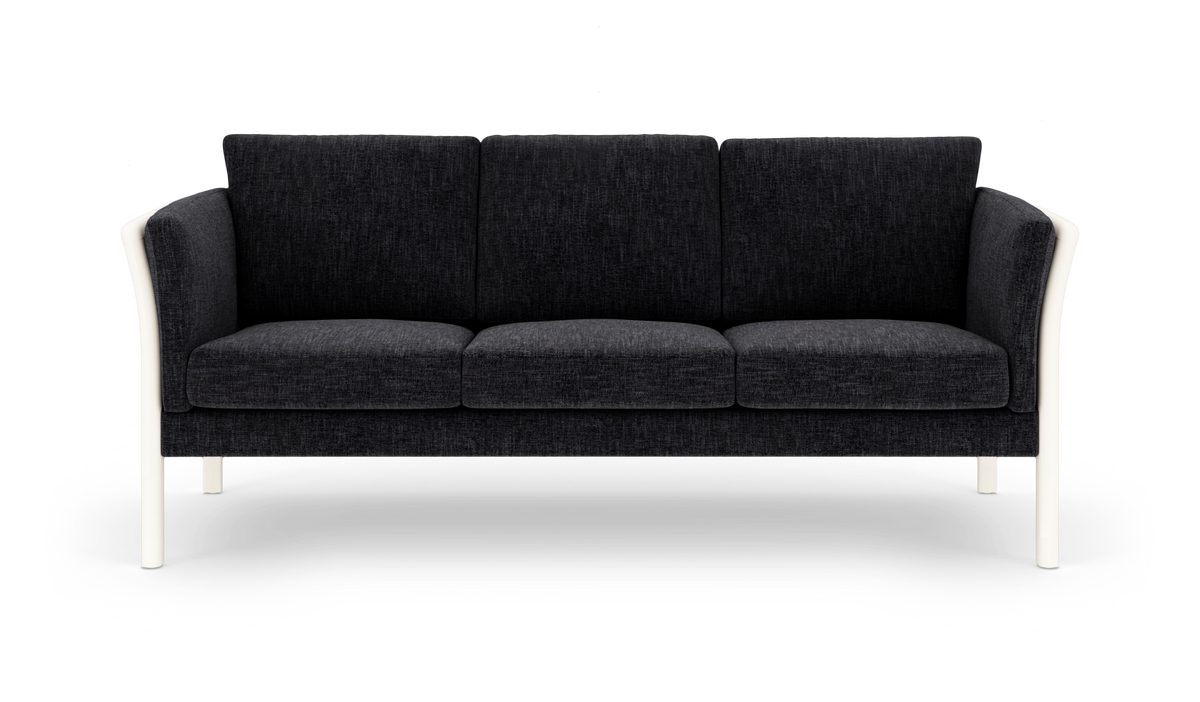 Tresæders sofa i mørkegråt stof med lyse ben og afrundede armlæn, fotograferet forfra på hvid baggrund.