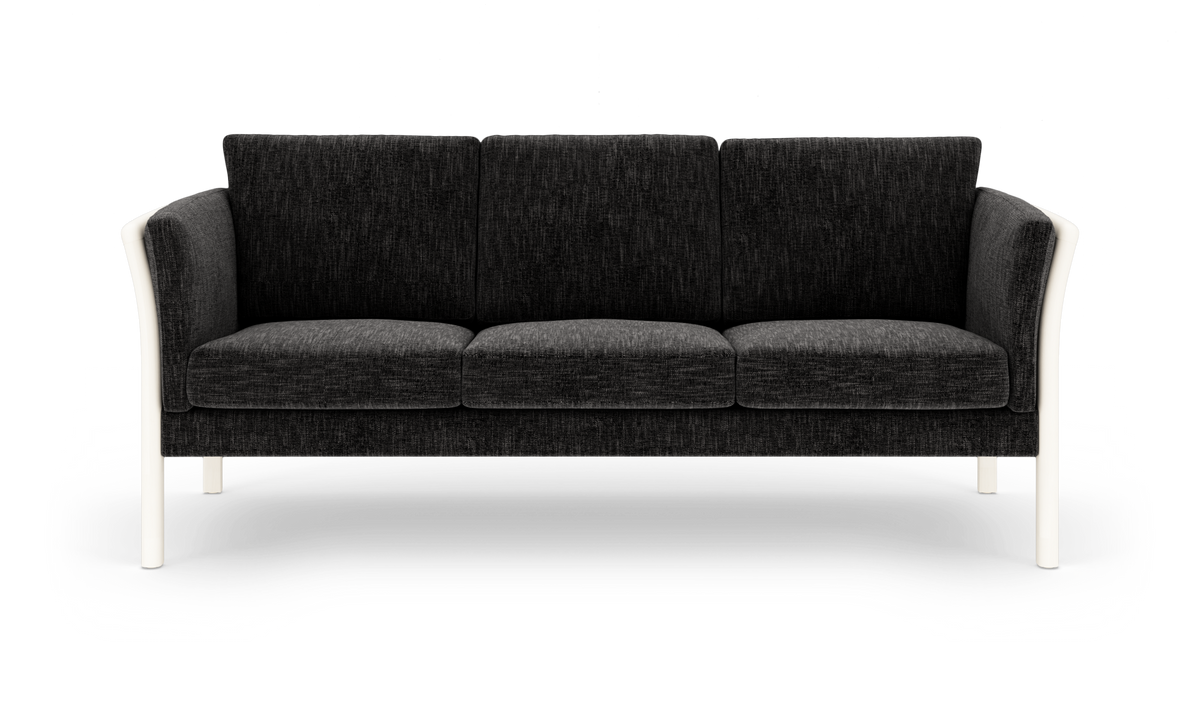3-personers sofa i mørkegråt stof med hvide ben, frilagt forfra.