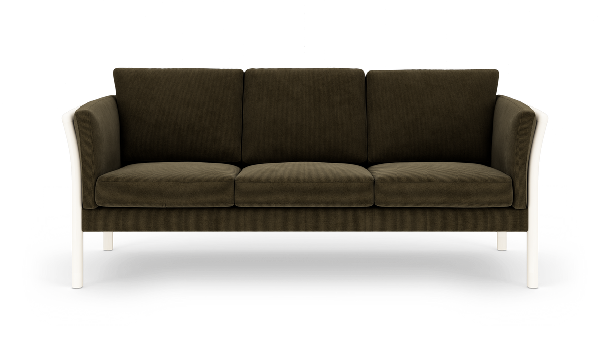 Mørkeolivengrøn tresæders sofa med hvide ben og afrundede armlæn, set forfra.