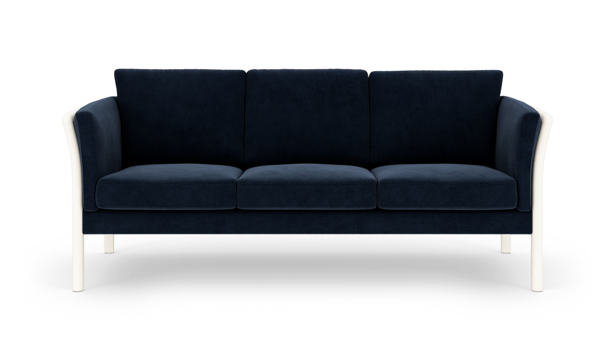 Mørkeblå tresæders sofa med hvide ben, vist forfra.