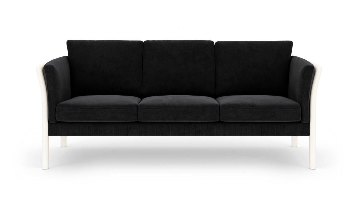 Sort tresæders sofa med hvide ben i frontvisning.