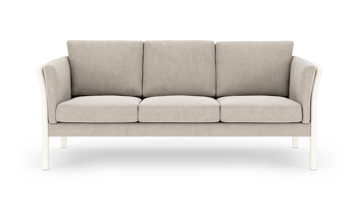 Beige tresædet sofa med bløde hynder og hvide ben, fritlagt på hvid baggrund.