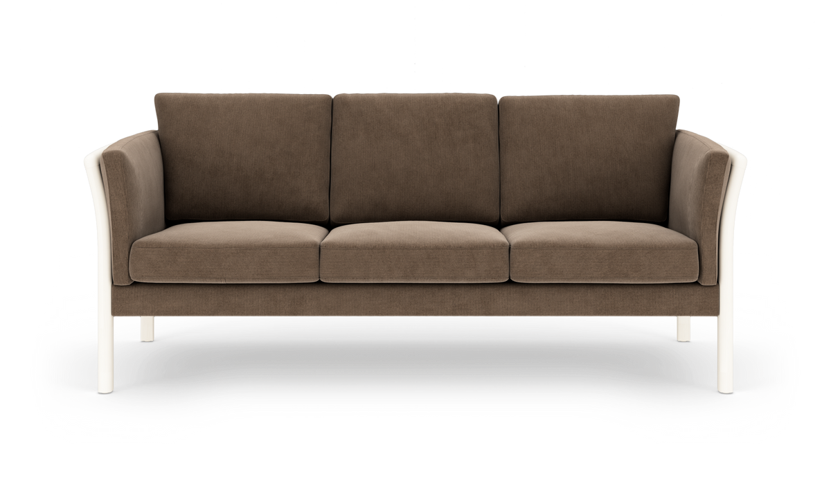 Brun 3-personers sofa med hvide ben set lige forfra.
