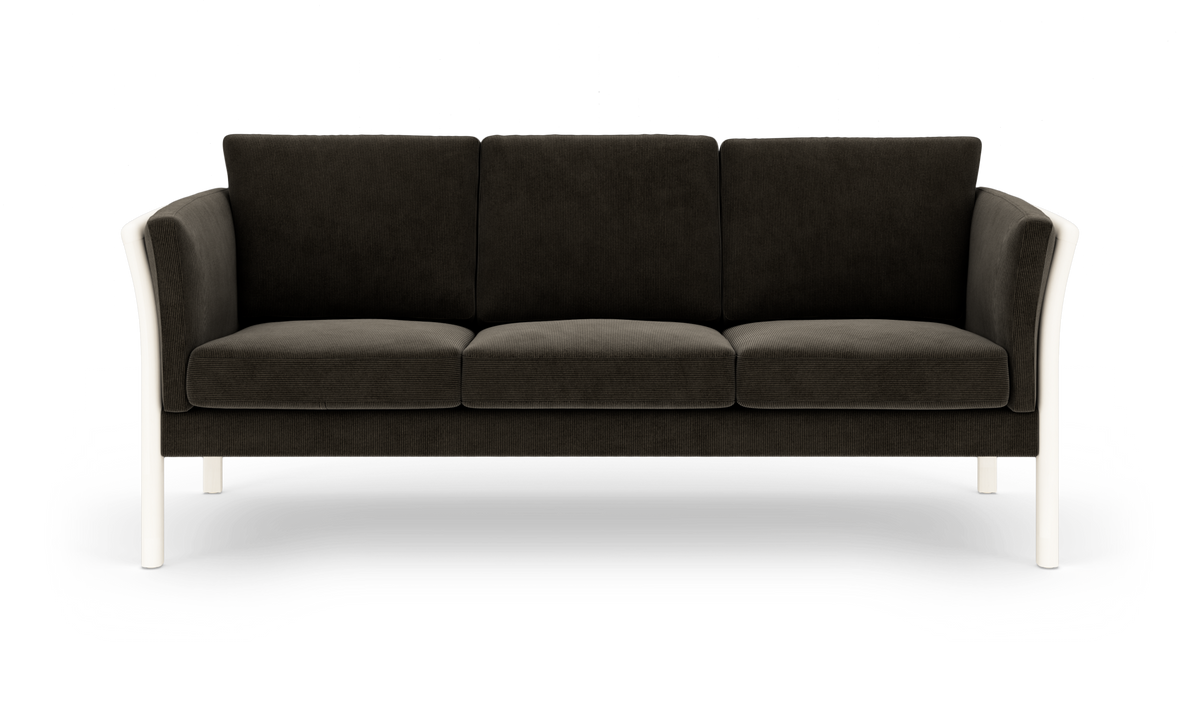 Tre-personers sofa i mørkegrå fløjl med hvide ben, isoleret på hvid baggrund.
