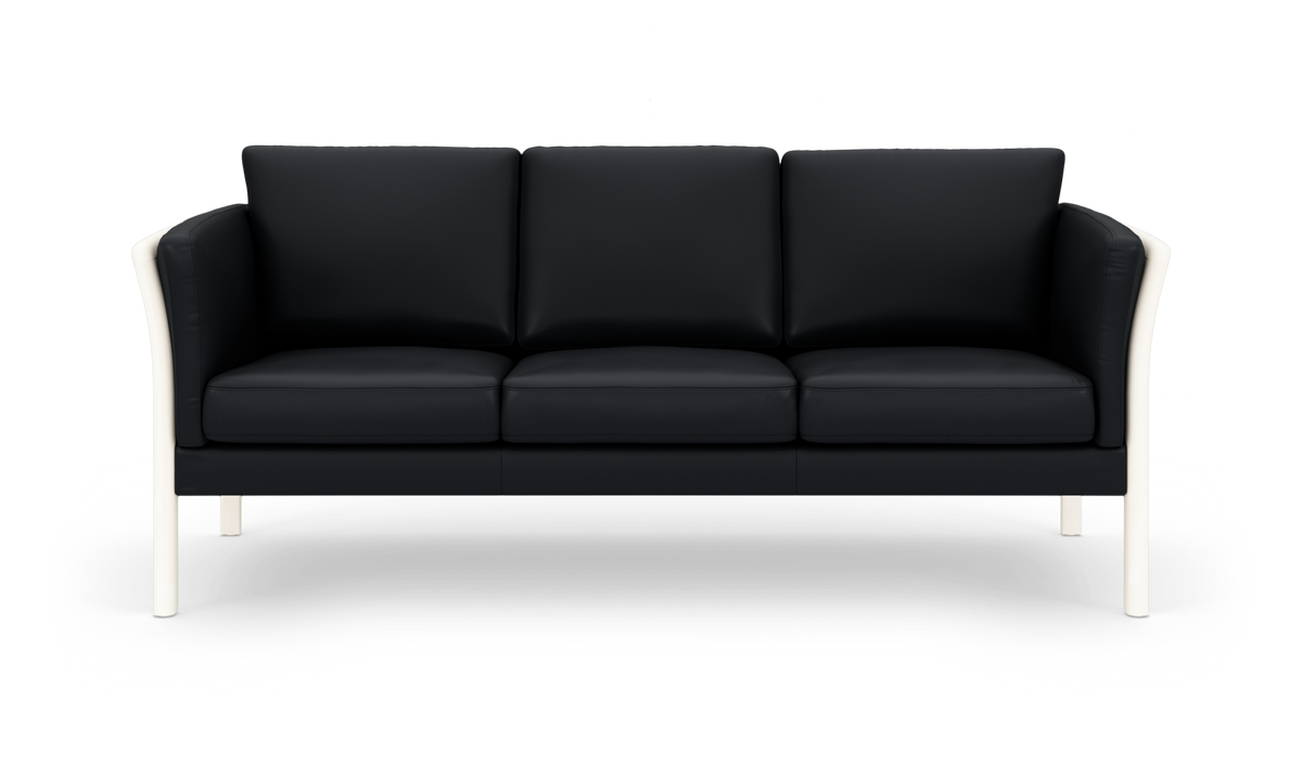 Sort 3-personers sofa med hvide ben, frontvisning på hvid studiobaggrund.