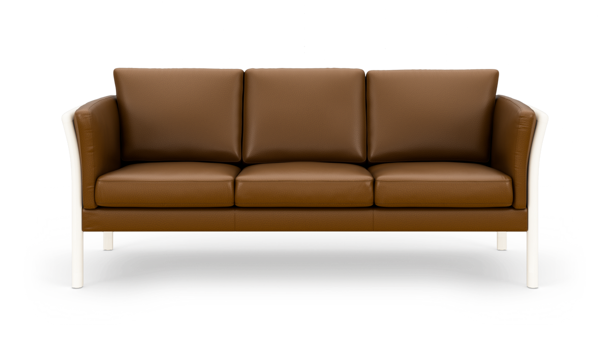 Brun lædersofa med tre sæder og hvid ramme, fotograferet forfra på hvid baggrund.