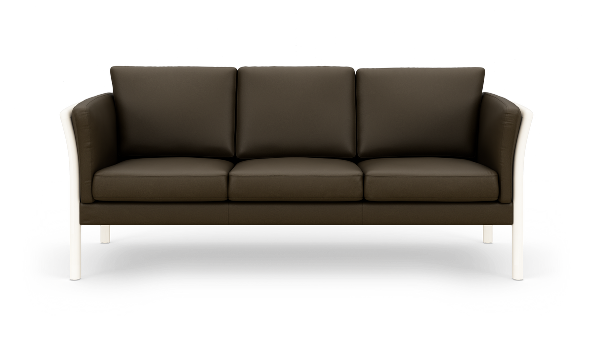 Brun 3-personers sofa med hvide ben, fritlagt på hvid baggrund.
