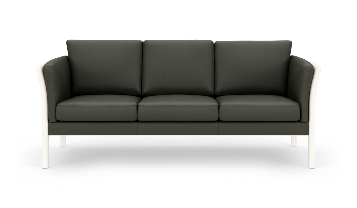 Mørkegrå tresædet sofa med hvide ben og afrundede armlæn på hvid baggrund.