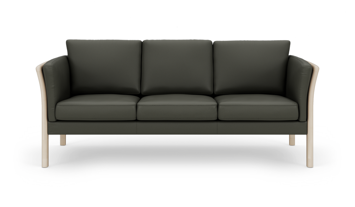 Mørkegrå tresædet sofa med hvide ben og afrundede armlæn på hvid baggrund.