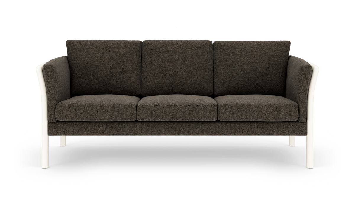 Mørkegrå 3-personers sofa med afrundede armlæn og hvide ben, frilagt på hvid baggrund.