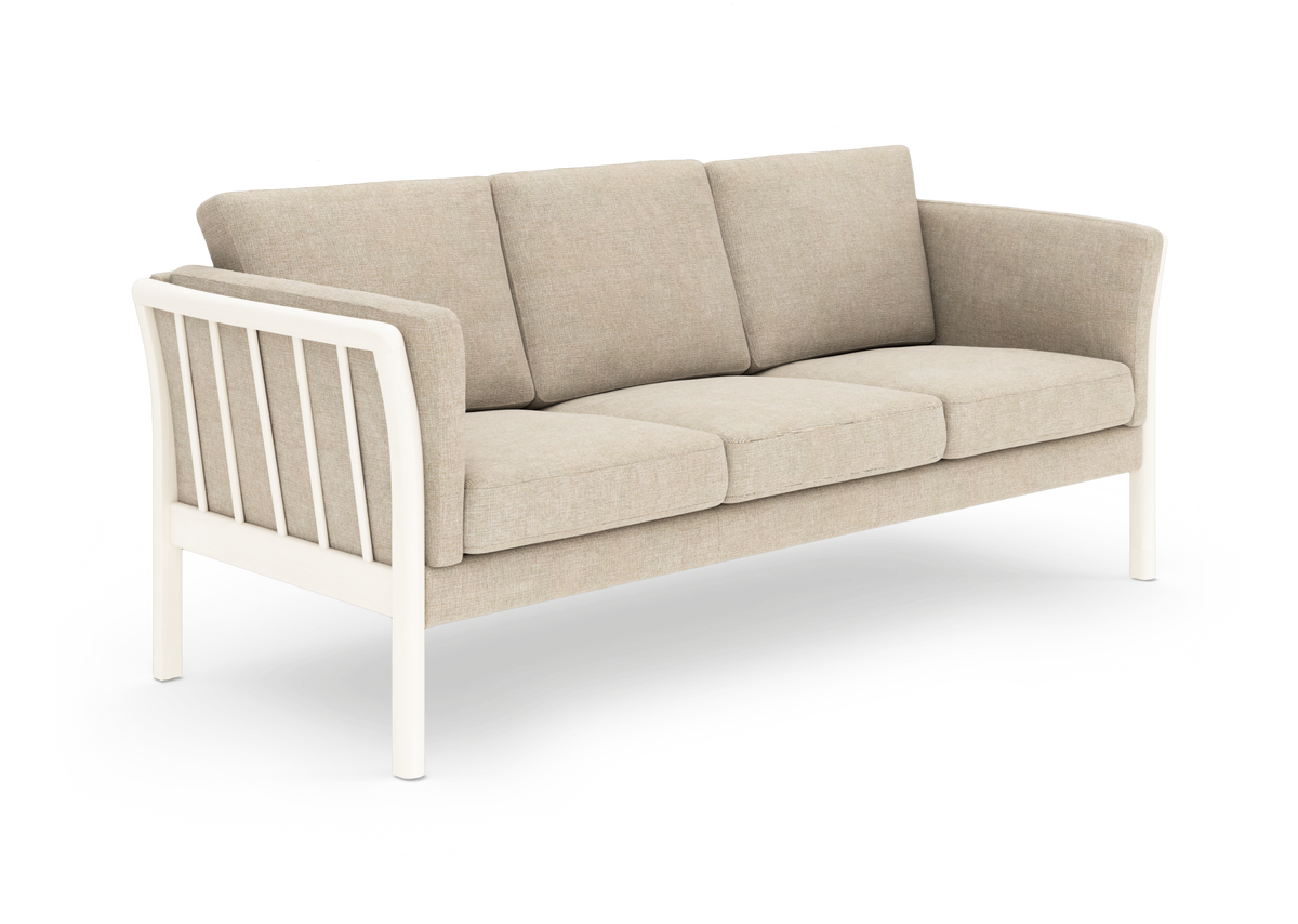 Beige tresæders sofa med hvid træramme og løse ryg- og siddepuder i skandinavisk stil.