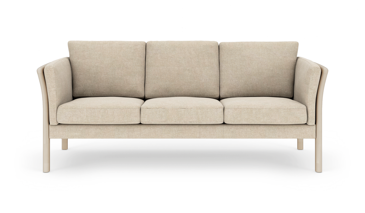 Beige 3-personers sofa med afrundede armlæn og hvide ben, frontvisning på hvid baggrund.