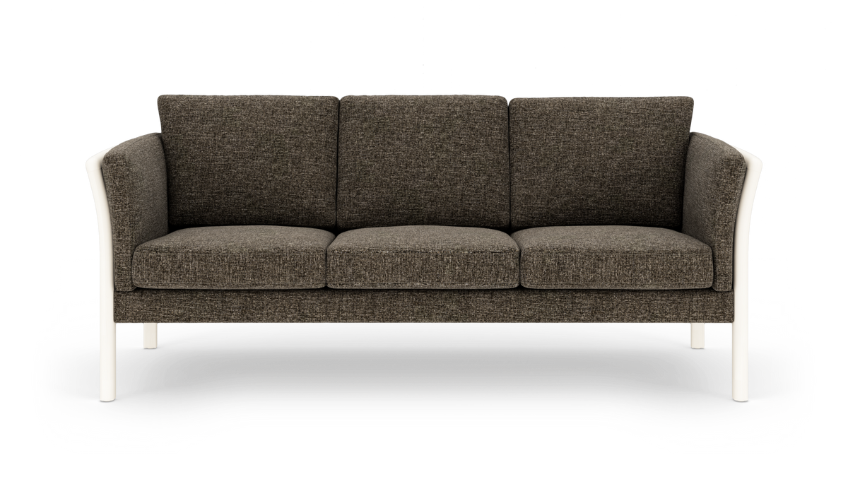 Brungrå tresæders sofa med hvide, afrundede ben og armlæn, set forfra på hvid baggrund.