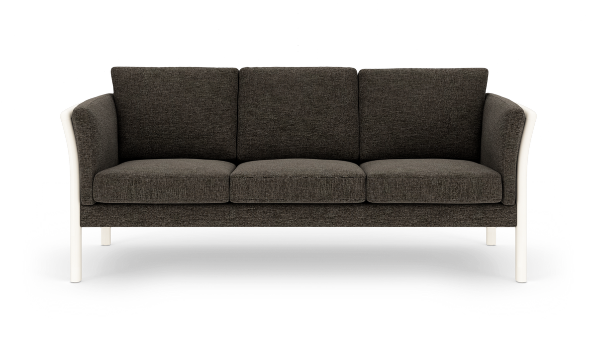 Mørkegrå tresæders sofa med hvid, rundet ramme og ben, set forfra på hvid baggrund.
