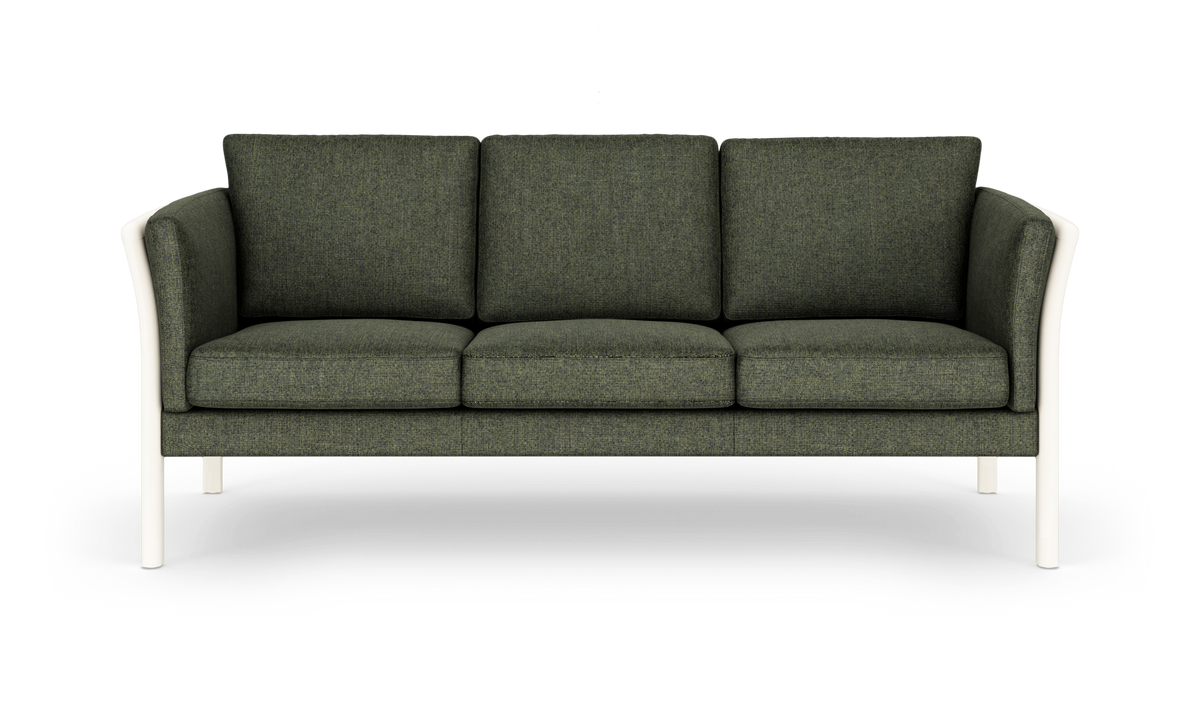 Grøn 3-personers sofa med hvid ramme og rene linjer, frilagt på hvid baggrund.