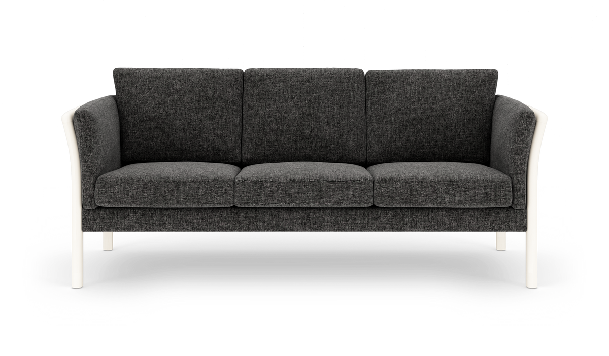 Mørkegrå 3-personers sofa med hvide ben og afrundede armlæn, set forfra på hvid baggrund.