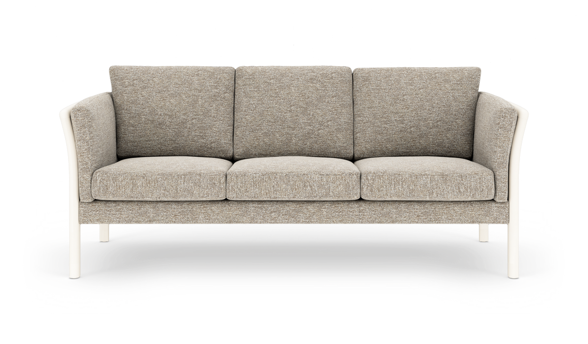 Beige 3-personers stofsofa med hvide, afrundede ben og armlæn, frilagt på hvid baggrund, set forfra.