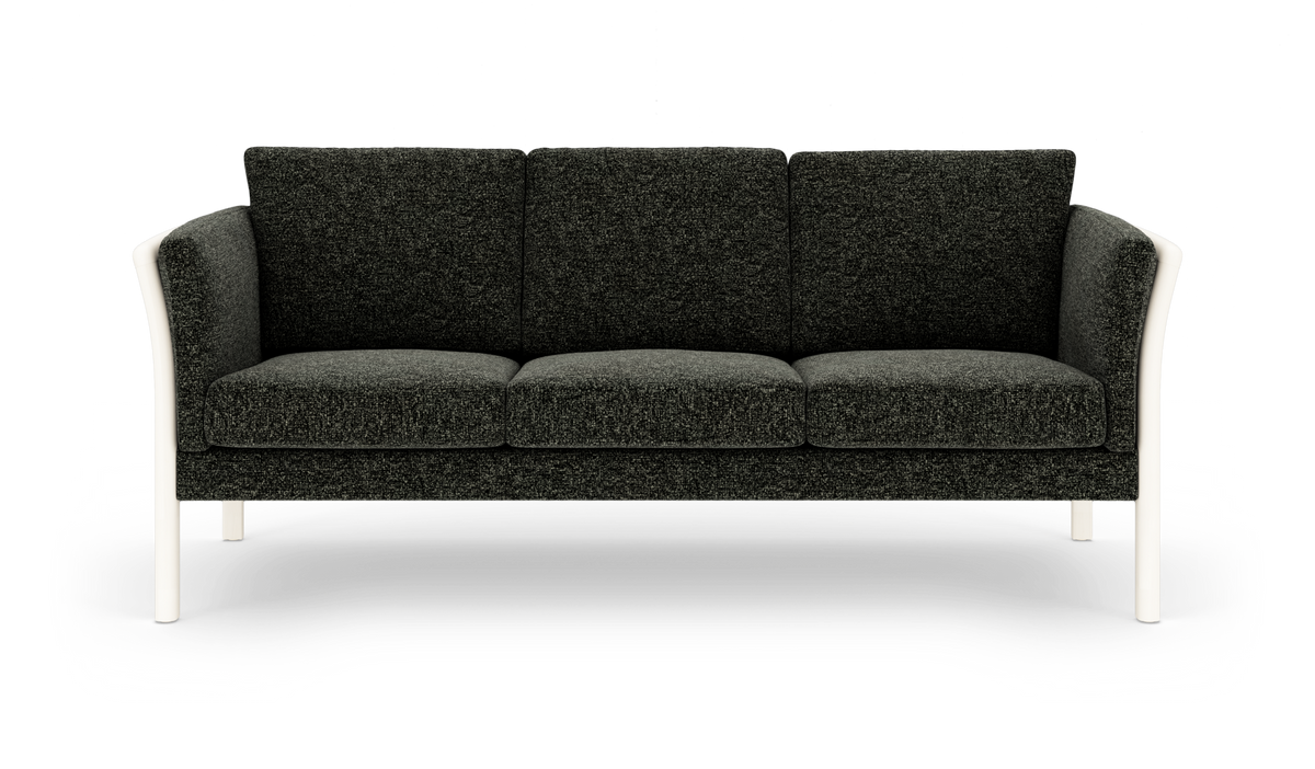 Mørkegrå tresæders sofa med hvide ben, fotograferet forfra mod hvid baggrund.