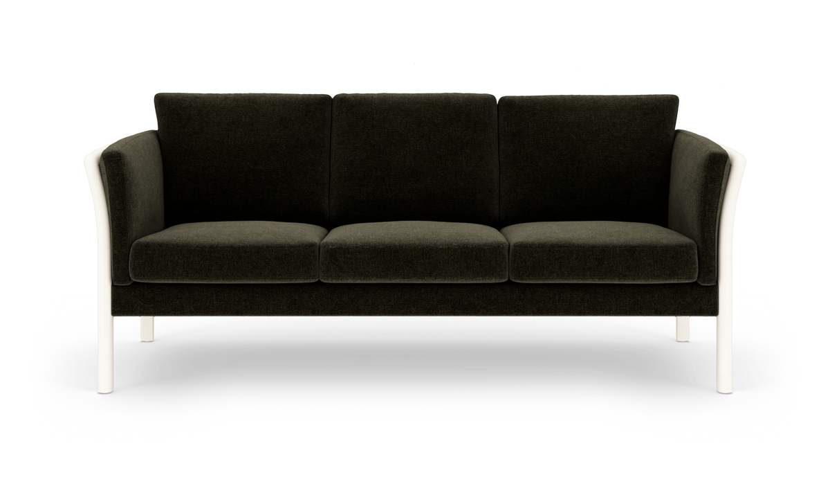 Mørkegrøn tresæders sofa med hvid ramme, frontvisning i studie.