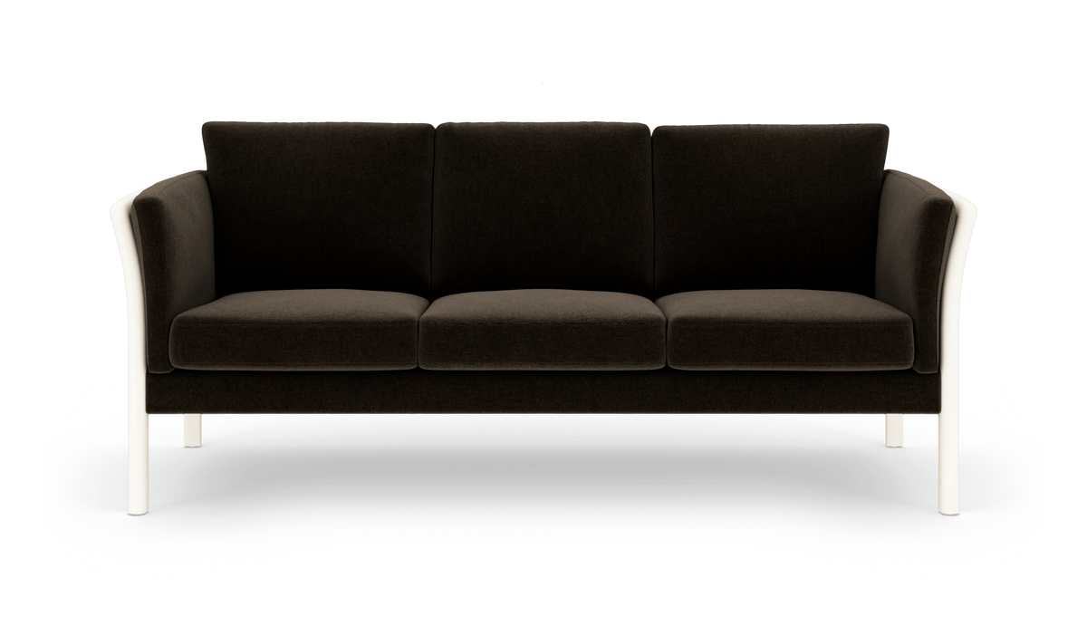 Mørk tresæders sofa med hvide ben i frontvisning.