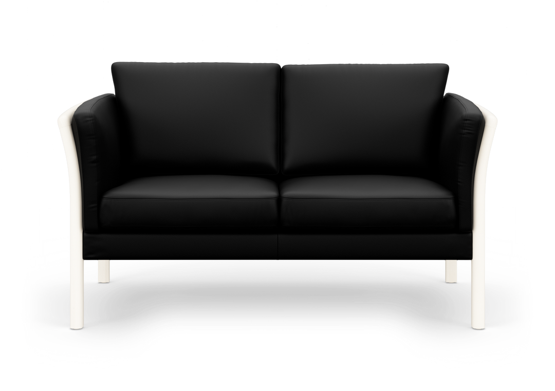 Sort 2-personers sofa med hvid ramme, set forfra på hvid baggrund.