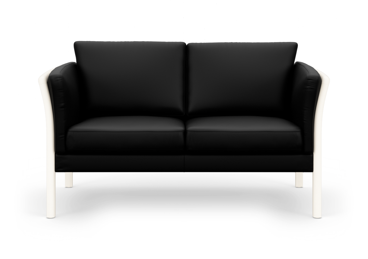 Sort 2-personers sofa med hvid ramme, set forfra på hvid baggrund.
