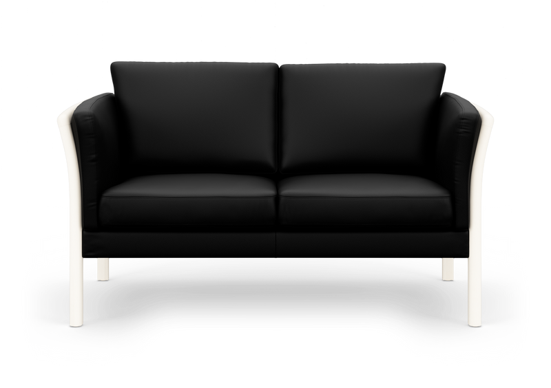Sort 2-personers sofa med hvid ramme, set forfra på hvid baggrund._ps