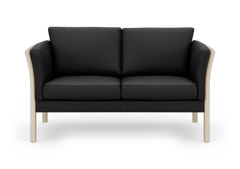 Sort 2-personers sofa med hvid ramme, set forfra på hvid baggrund.
