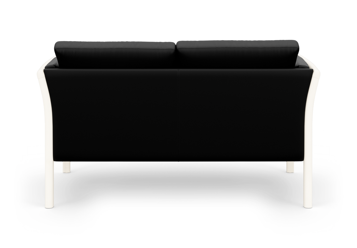 Sort tosædet sofa med hvid ramme set bagfra på hvid studiobaggrund.