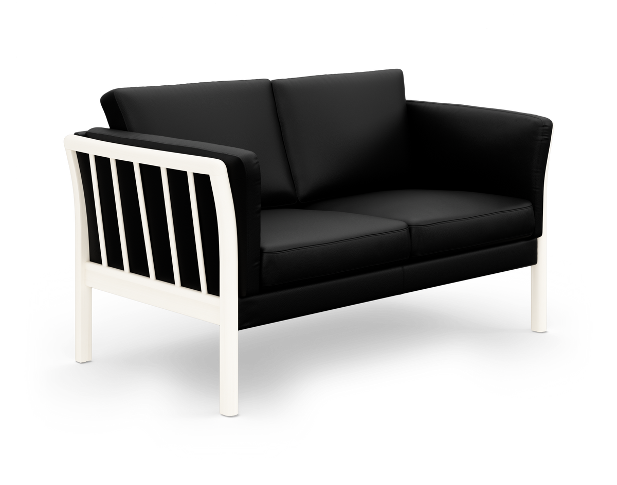 Sort to-personers sofa med hvid treramme i studiemiljø, vist skråt forfra.