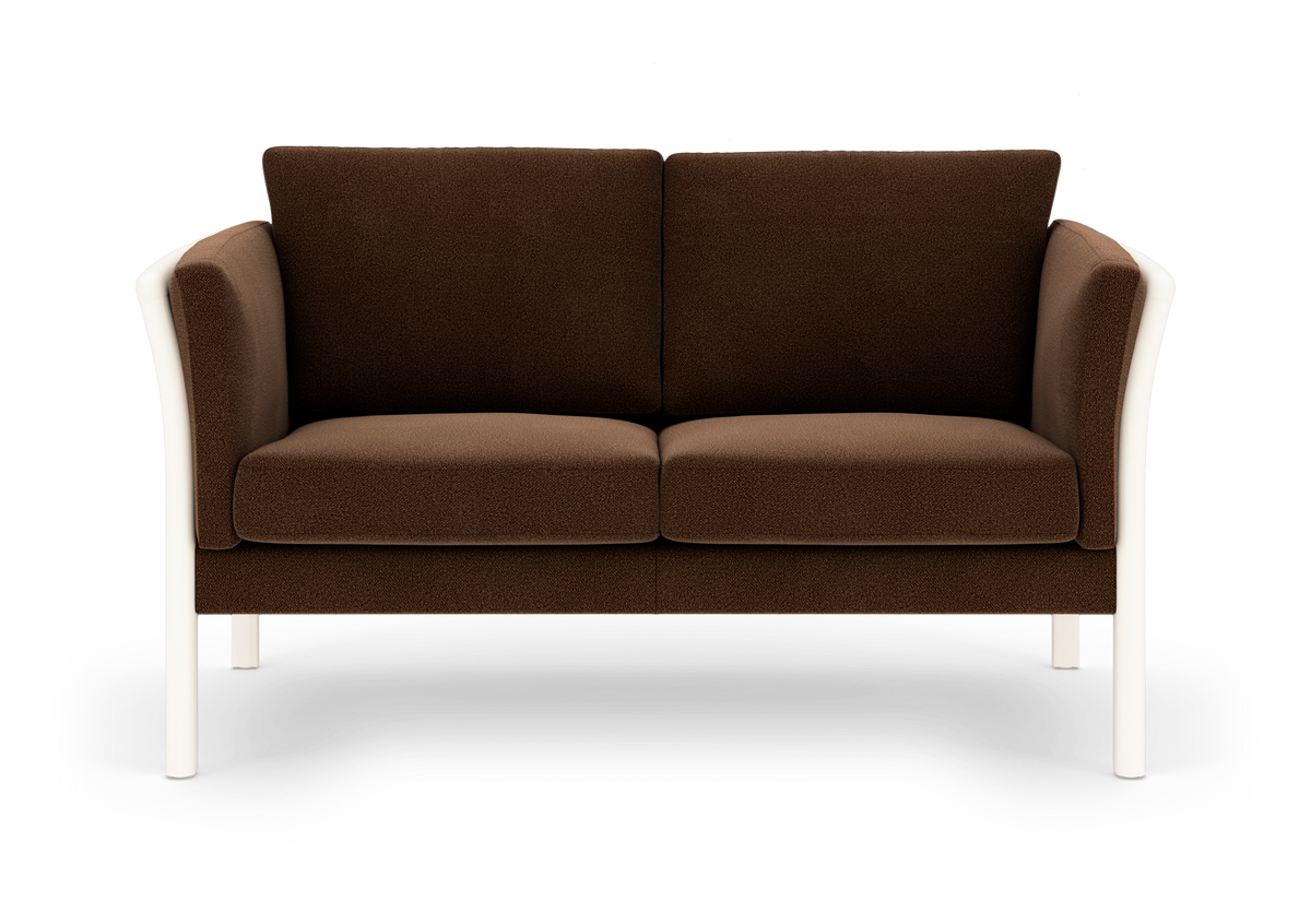 Brun 2-personers sofa med hvide, rundede armlæn og ben, frontvisning på hvid baggrund.