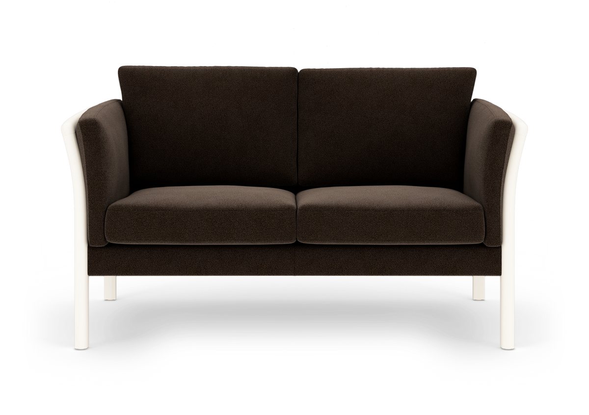 Brun 2-personers sofa med hvide ben, frilagt på hvid baggrund.