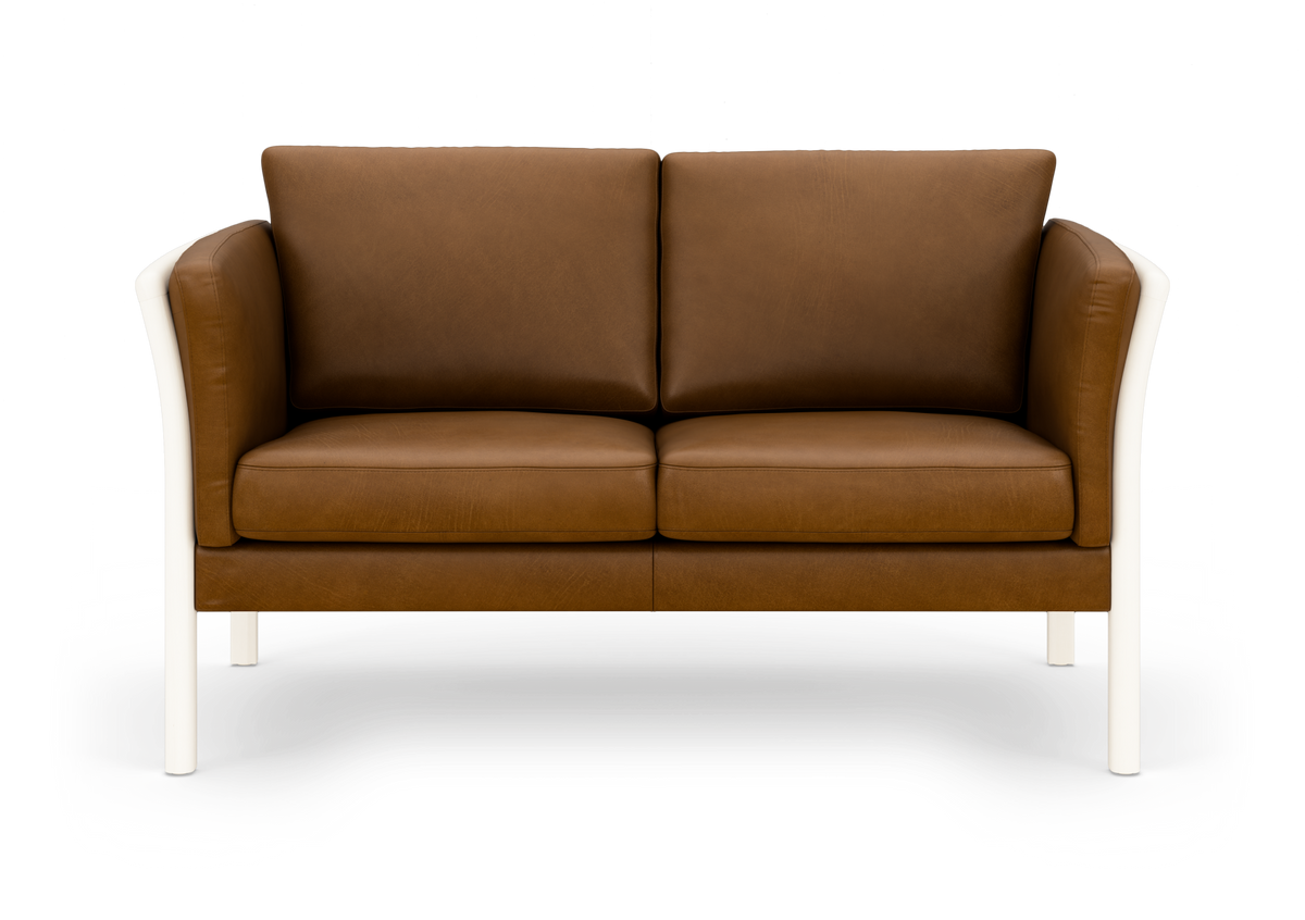 Brun 2-personers lædersofa med hvid ramme og ben, frilagt på hvid baggrund, set forfra.