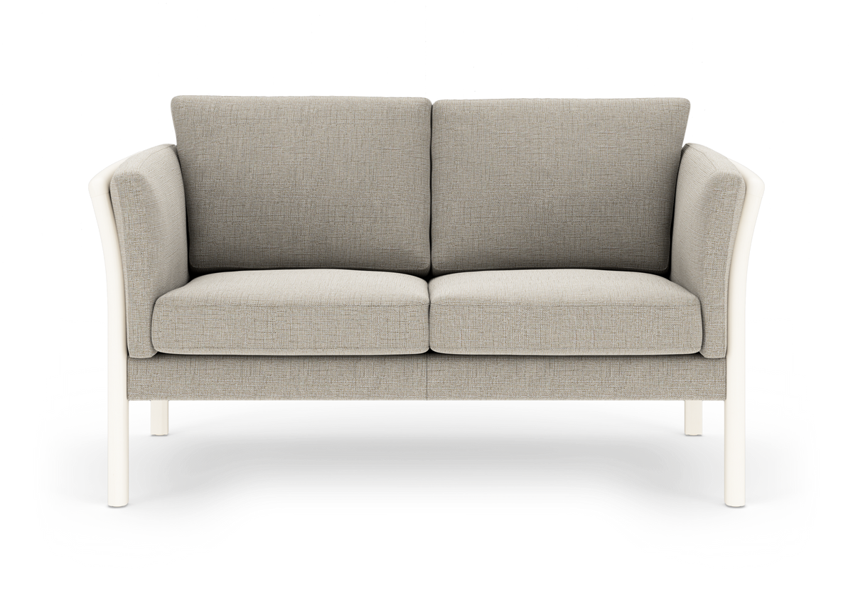 Lysebeige 2-personers sofa med hvide ben, frilagt mod hvid baggrund i frontvisning.
