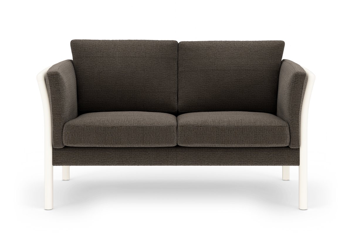 To-personers sofa i mørk grå/brun tekstil med hvid ramme, frontvisning på hvid baggrund.