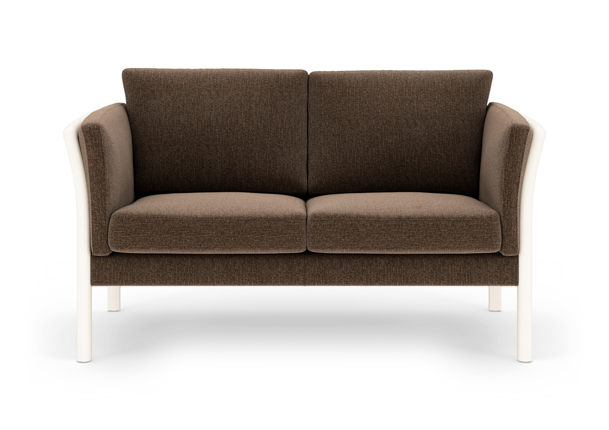 Brun 2-personers sofa med hvide ben og let buede armlæn, frilagt på hvid baggrund.