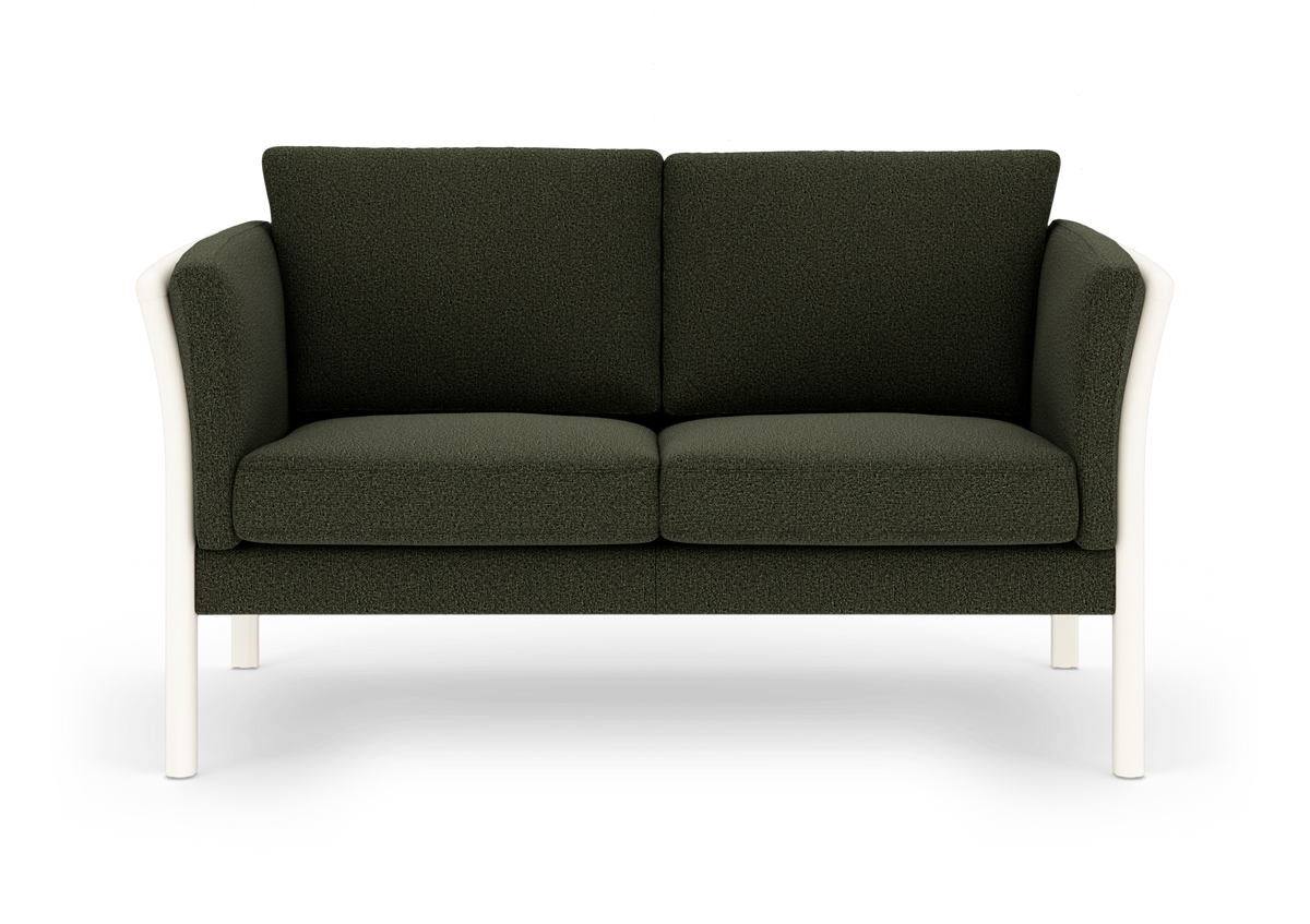 Mørkegrøn 2-personers sofa med hvide ben, frontvisning på hvid studiobaggrund.