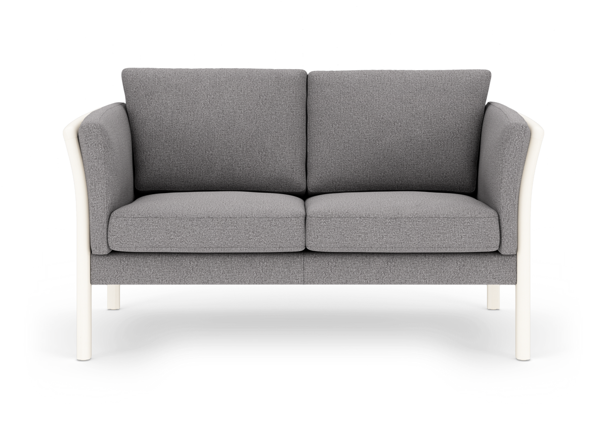Grå to-personers sofa med hvid ramme set forfra i studiemiljø.