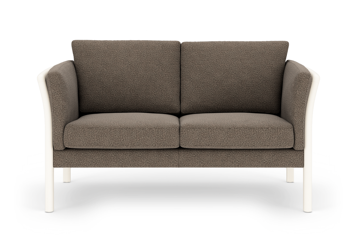 Brun to-personers sofa med hvide ben og afrundede armlæn, set lige forfra.