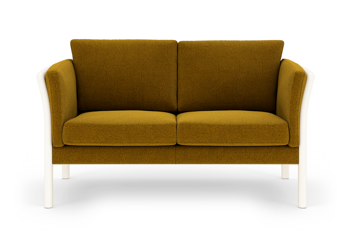 To-personers sofa i sennepsgul tekstil med hvide ben og afrundede armlæn, frilagt forfra.