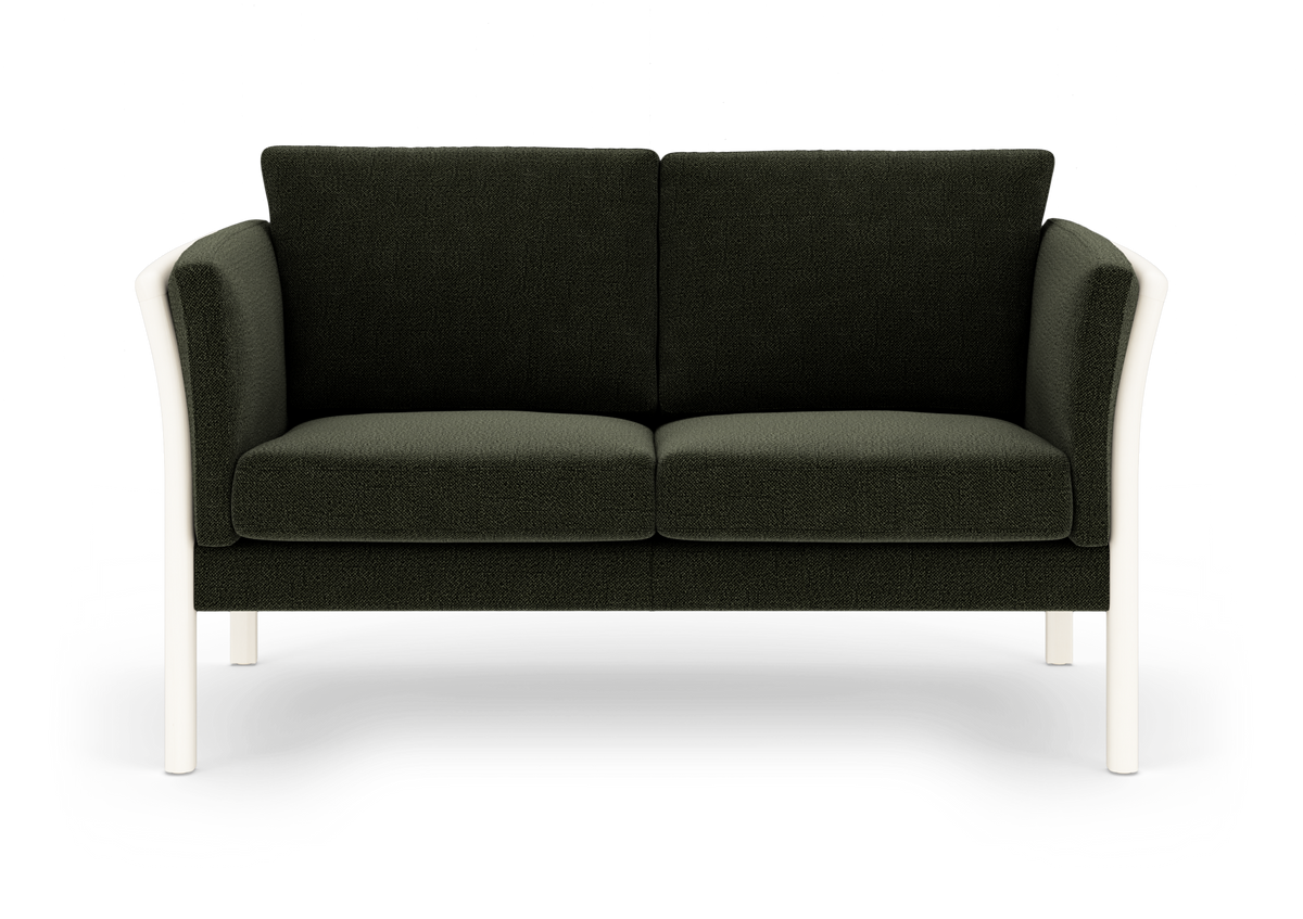 Mørkegrøn to-personers sofa med hvide, afrundede armlæn og ben, frontvisning på hvid baggrund.