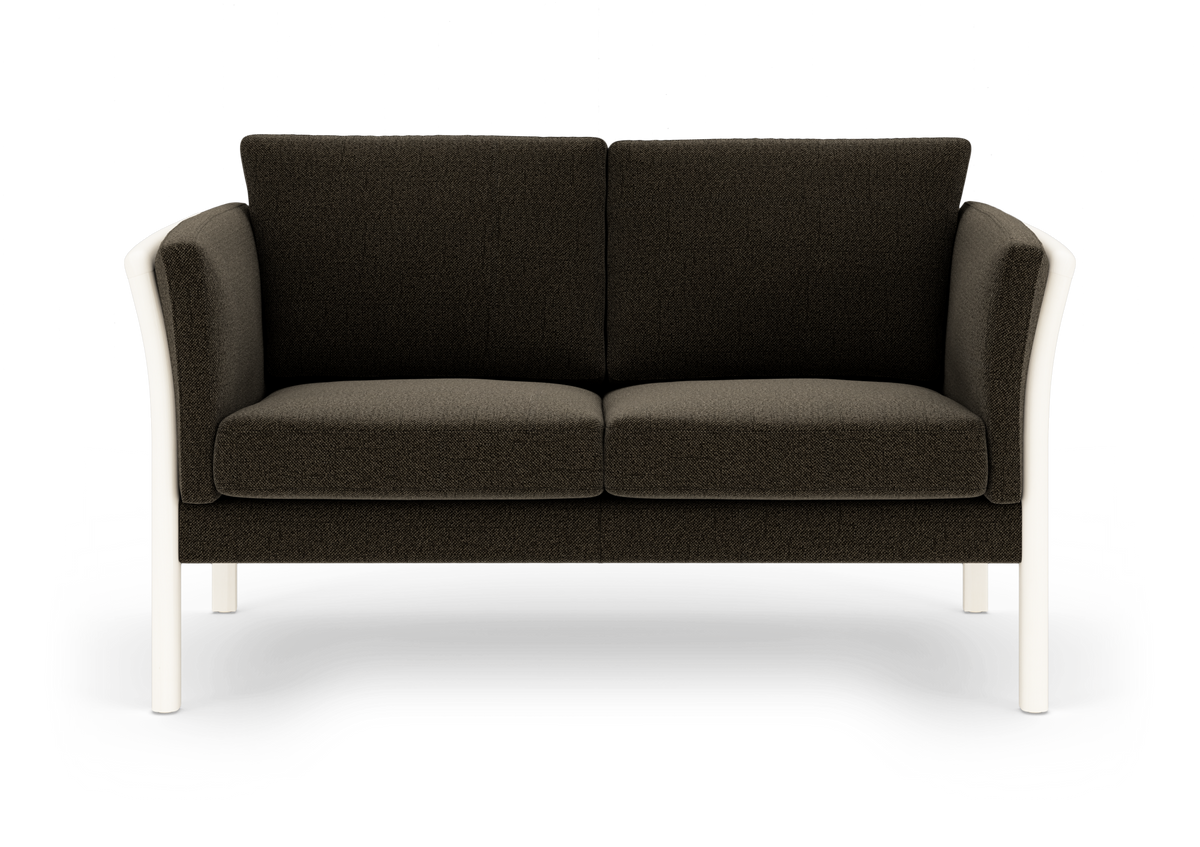 To-personers sofa i mørkt tekstil med hvid ramme og ben, fotograferet lige forfra på hvid studiobaggrund.
