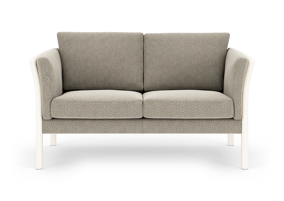 Tosædet sofa i beige stof med lyse ben, frilagt på hvid baggrund.