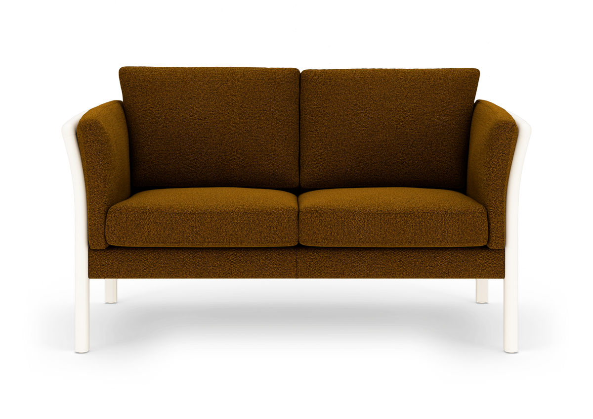 Tosæders sofa i brun tekstil med hvid, afrundet ram og ben, fotograferet lige forfra mod hvid studiobaggrund.