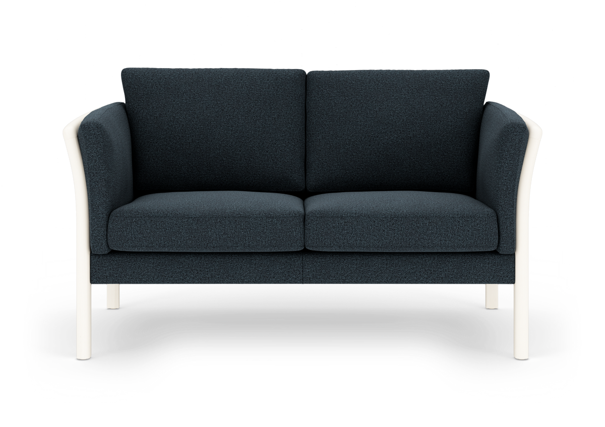 Mørkeblå 2-personers sofa med hvide stel, set forfra.