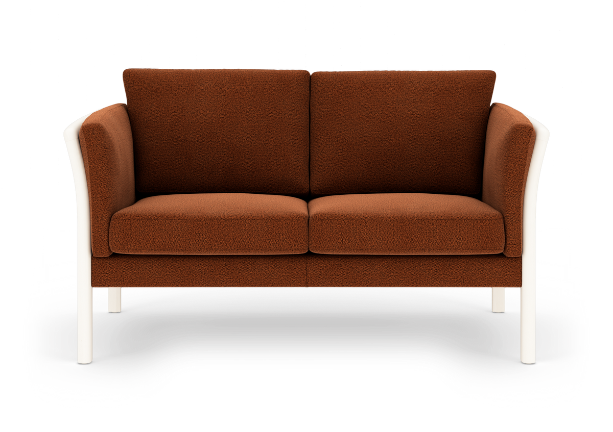 To-personers sofa i rustbrunt stof med hvid ramme og ben, set forfra på hvid baggrund.