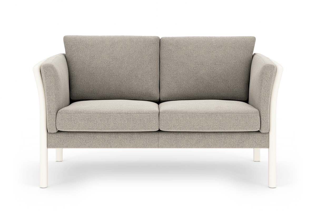 To-personers sofa i lysegråt stof med hvide ben og afrundede armlæn, set forfra på hvid baggrund.