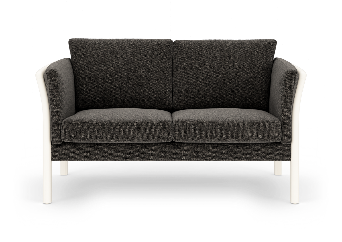 Mørkegrå 2-personers sofa med hvide ben, set forfra på hvid baggrund.