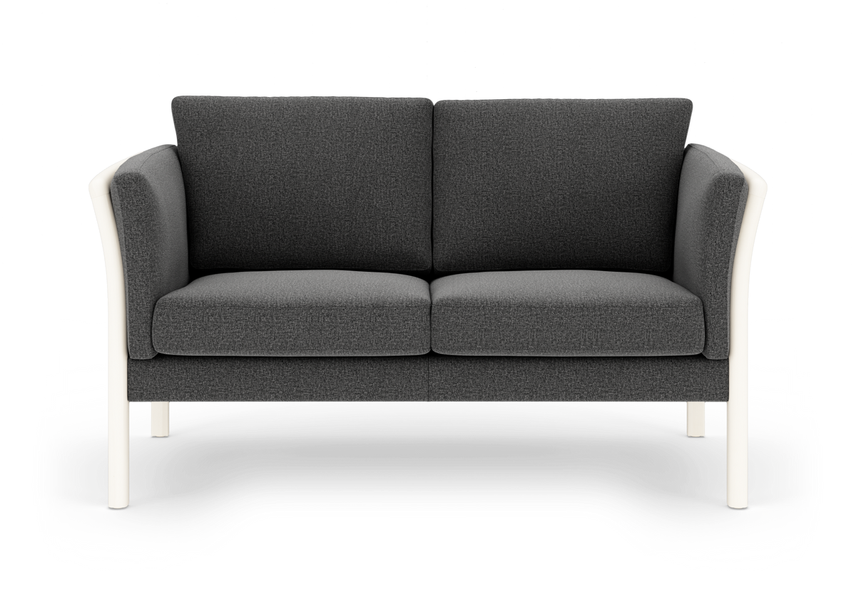 Mørkegrå 2-personers sofa med hvide ben, frilagt på hvid baggrund.