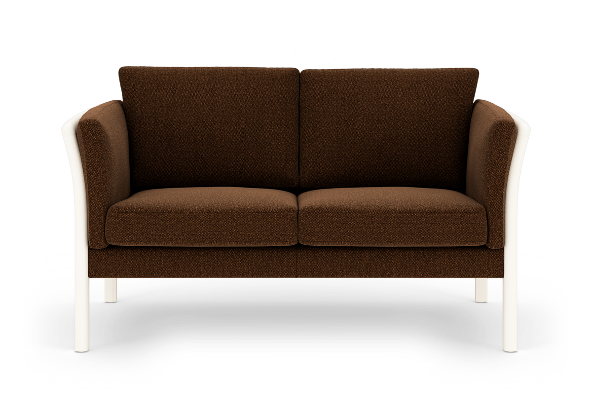 Brun 2-personers sofa med hvide ben og afrundede armlæn, frilagt på hvid baggrund.